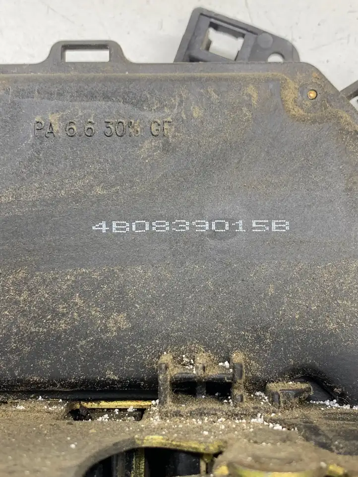 Audi A6 S6 C5 4B (1997 - 2001) 4B0839015B Замок задней двери — фото 2