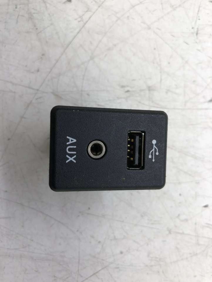 795405004 Nissan Qashqai USB jungtis