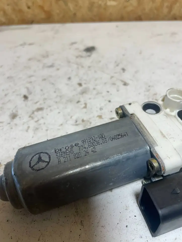 Mercedes-Benz E W211 (2002 - 2009) A2118202442 Стеклоподъемник задней двери — фото 2