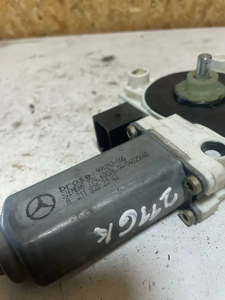 Mercedes-Benz E W211 (2002 - 2009) 2118202342 Стеклоподъемник задней двери — фото 2