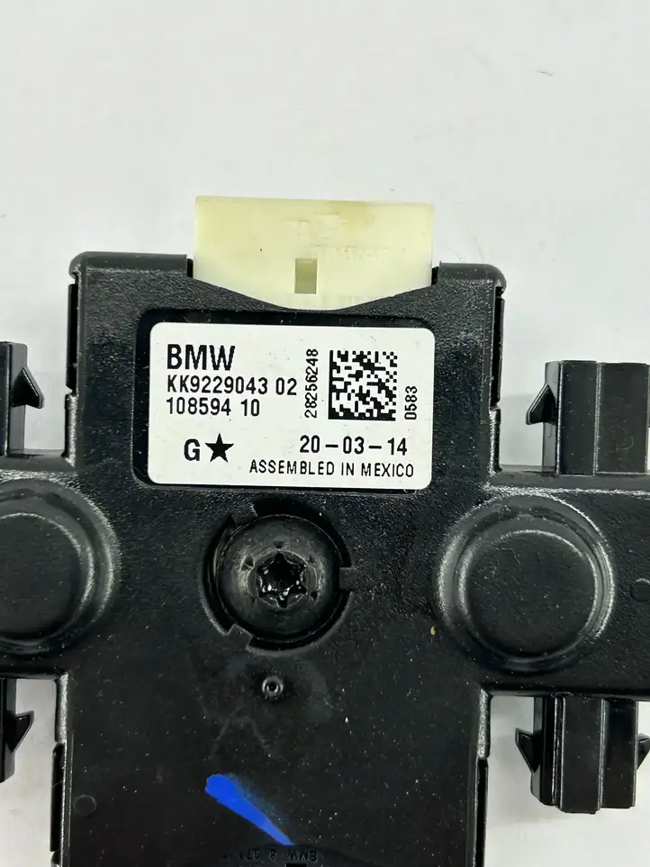 BMW 3 F30 F35 F31 (2012 - 2018) 9229043 Усилитель антенны — фото 2