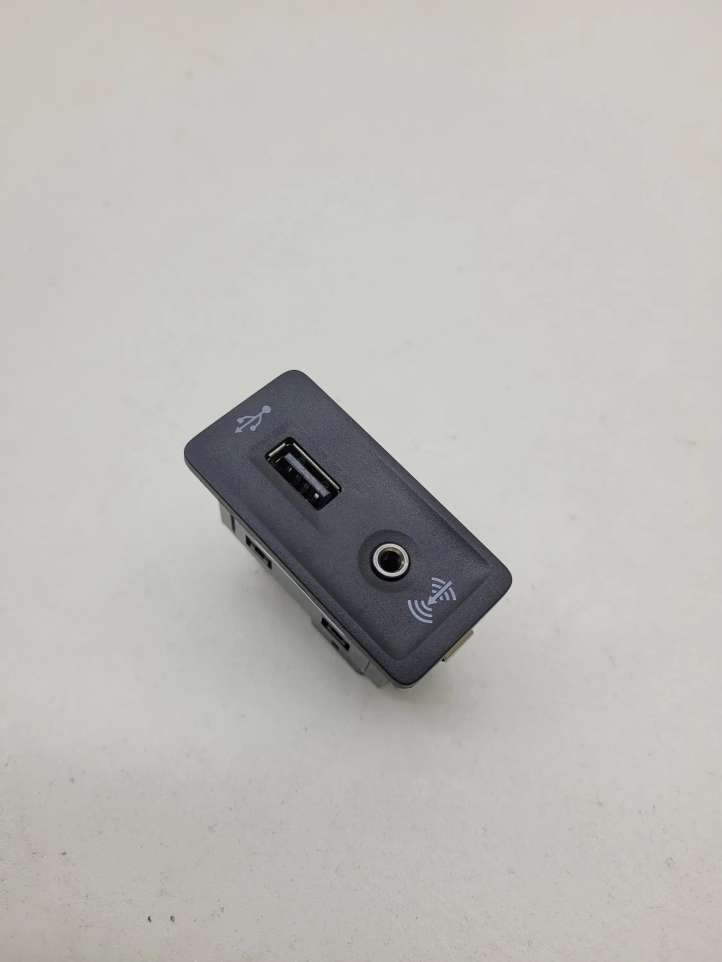 5G0035222F Volkswagen Golf VII USB jungtis