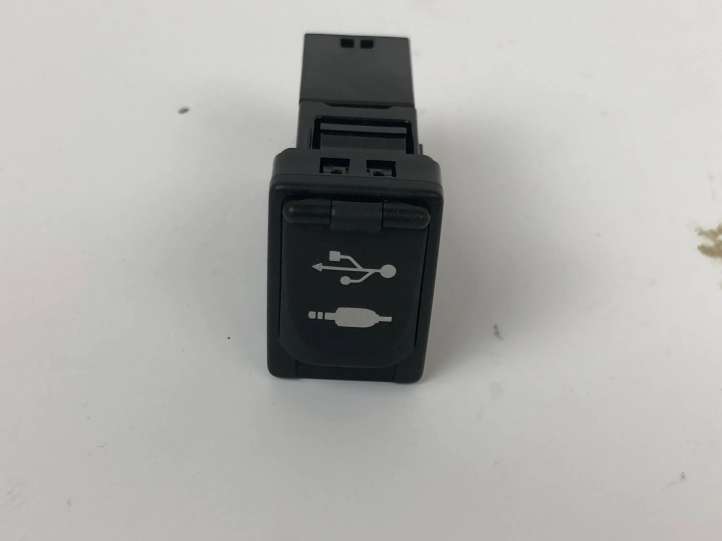 8619042040 Toyota Mirai USB jungtis