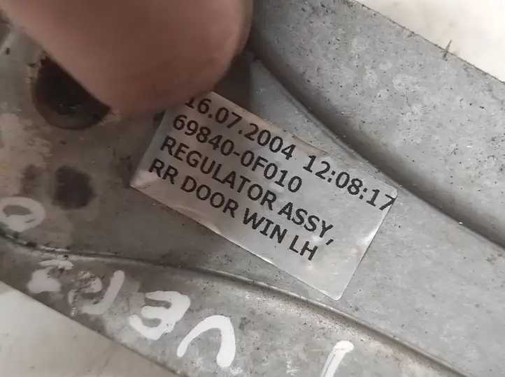 Toyota Corolla Verso AR10 (2004 - 2009) 698400F010 Механический стеклоподъемник задней двери — фото 2