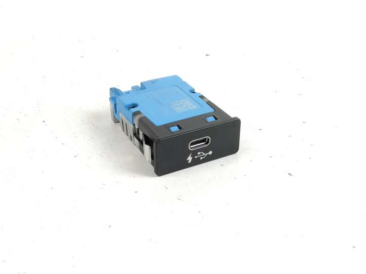 8711939 BMW 3 G20 G21 USB jungtis