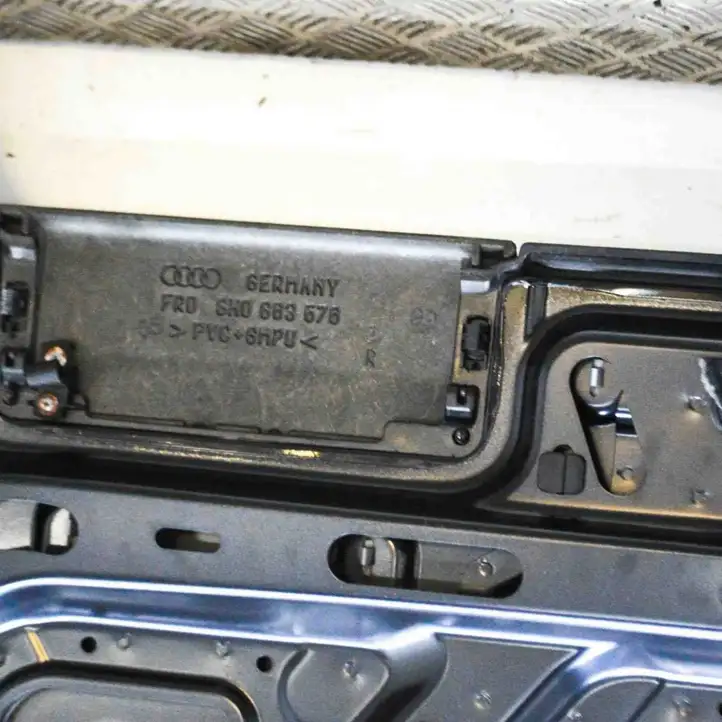 Audi A4 S4 B6 8E 8H (2000 - 2006) 8H0867877 Крышка багажника — фото 11