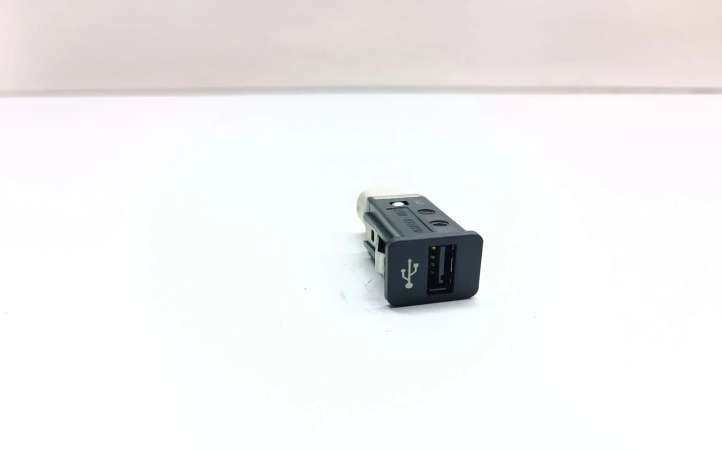 9167196 BMW 3 E90 E91 USB jungtis