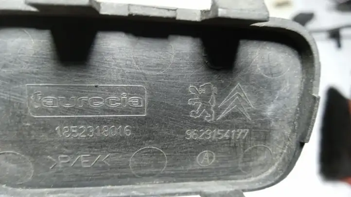 Peugeot 607 (2004 - 2010) Заглушка буксировочной петли бампера — фото 2