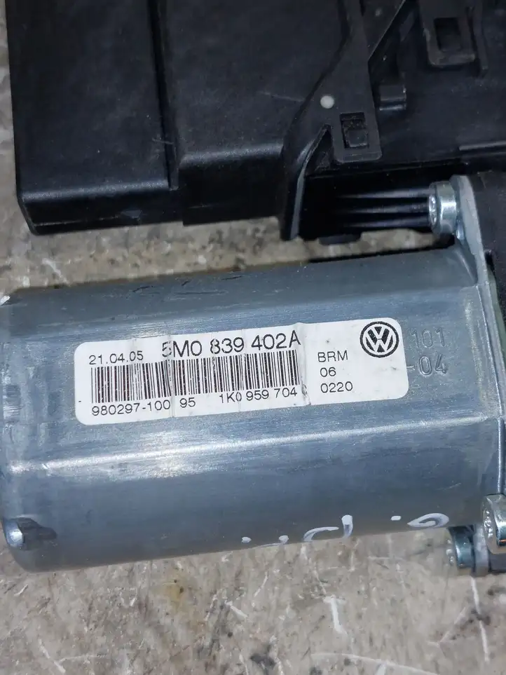 Volkswagen Golf Plus (2004 - 2008) 5M0839402A Стеклоподъемник задней двери — фото 2