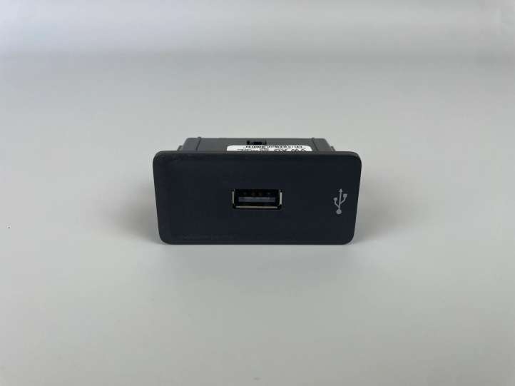 3G0035222 Volkswagen PASSAT B8 USB jungtis