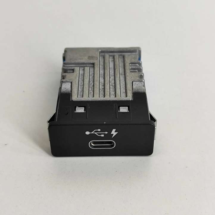 8711939 BMW 3 G20 G21 USB jungtis