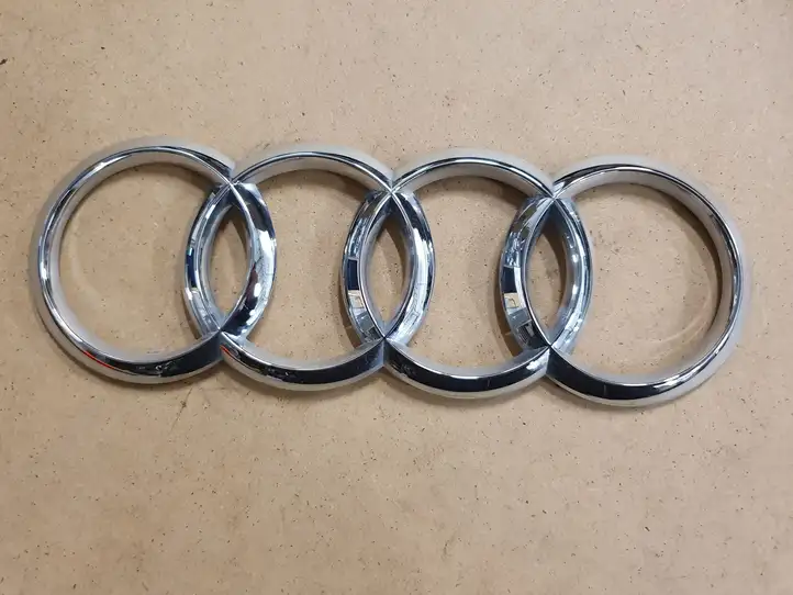 Audi Q3 F3 (2018 - ) 8X0853742A Эмблема производителя — фото 1