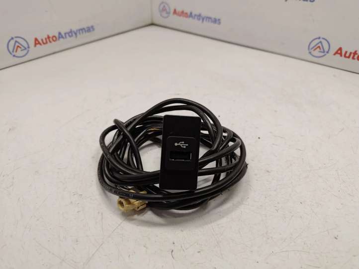 9167196 BMW 5 E60 E61 USB jungtis