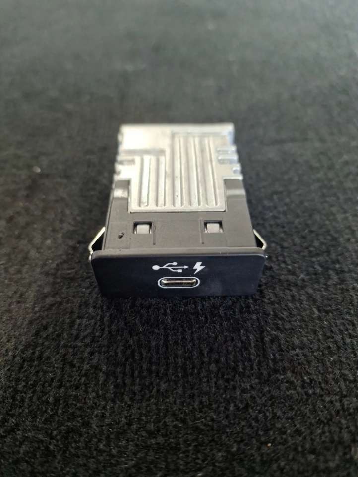 8711939 BMW 2 F44 USB jungtis