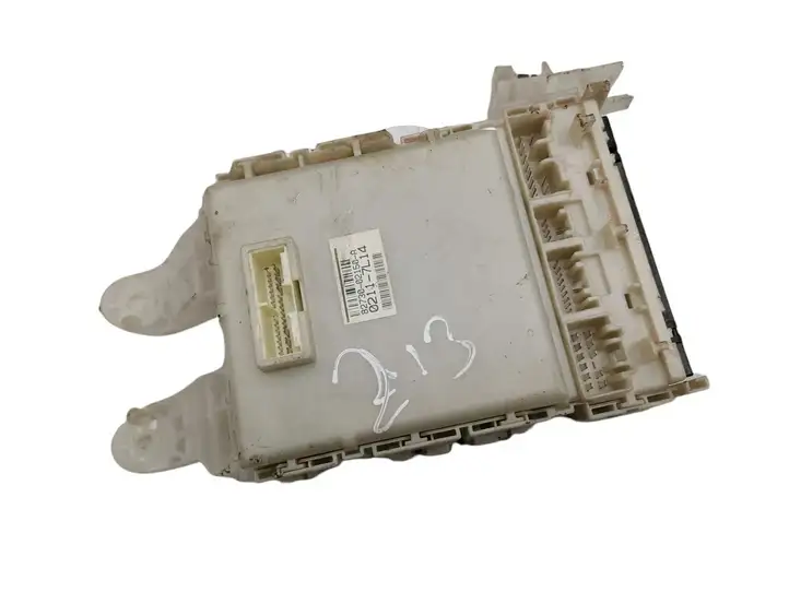 Toyota Auris 150 (2006 - 2012) 8273002150A Блок предохранителей — фото 2