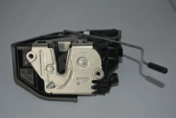 BMW 5 E60 E61 (2004 - 2010) Замок задней двери — фото 4
