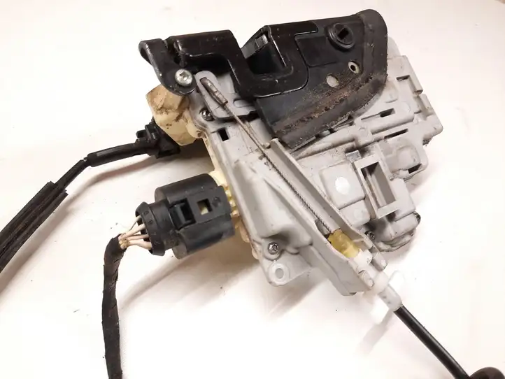 Volkswagen PASSAT B6 (2005 - 2010) CZ3C1B39015A Замок задней двери — фото 3