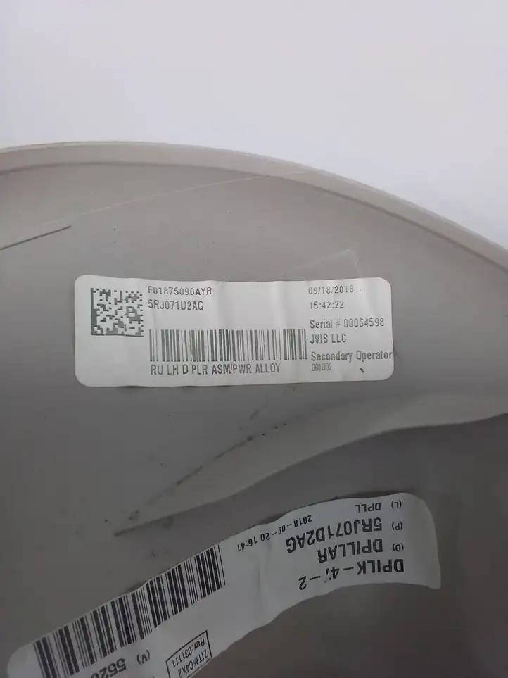 Chrysler Pacifica (2016 - ) 5RJ071D2AG Комплект обшивки крышки багажника — фото 2
