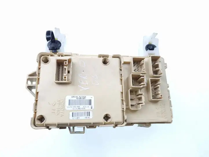 Toyota Corolla Verso AR10 (2004 - 2009) 89221 Блок предохранителей — фото 2