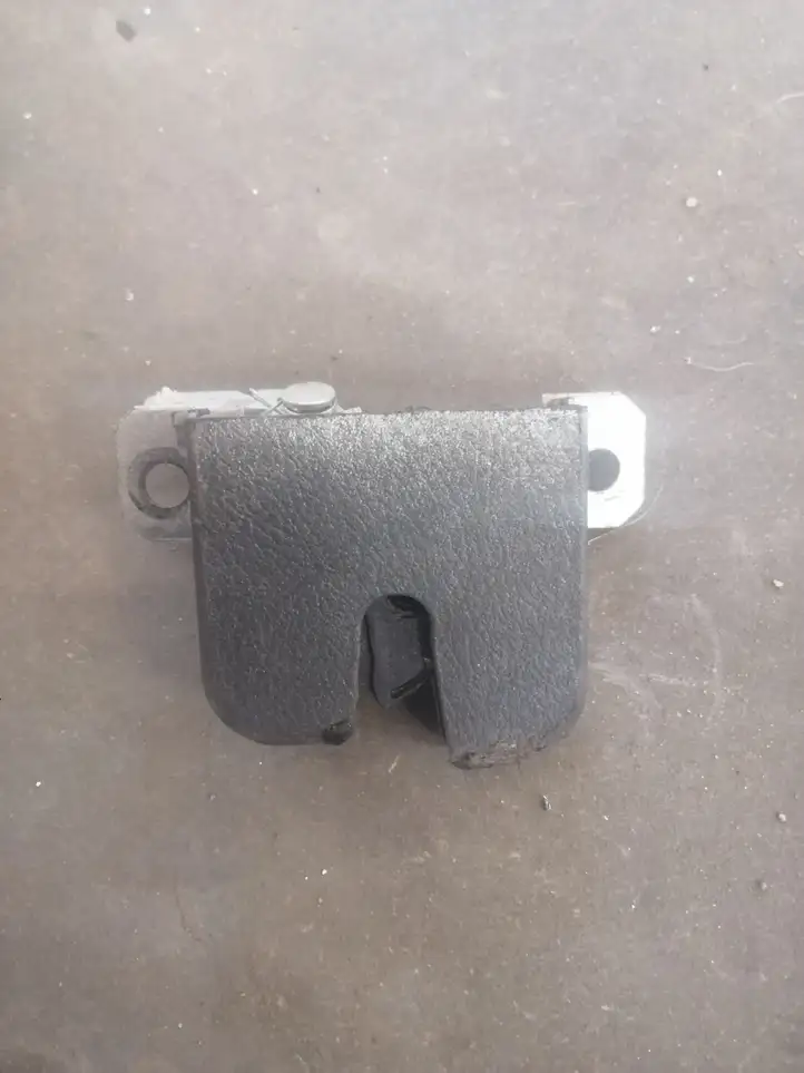 Seat Ibiza III (6L) (2002 - 2008) 6L6827505A Замок крышки багажника — фото 1