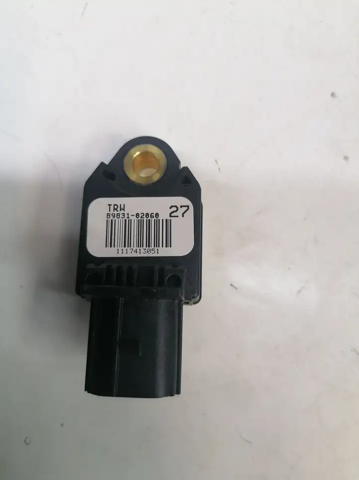 Toyota Auris 150 (2006 - 2012) 8983102060 Датчик удара SRS — фото 1
