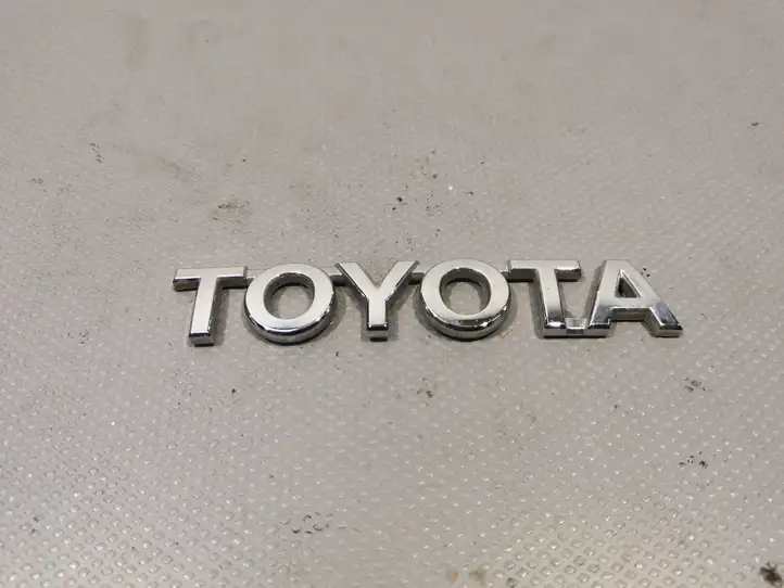 Toyota Avensis T270 (2009 - 2012) Эмблема производителя — фото 1