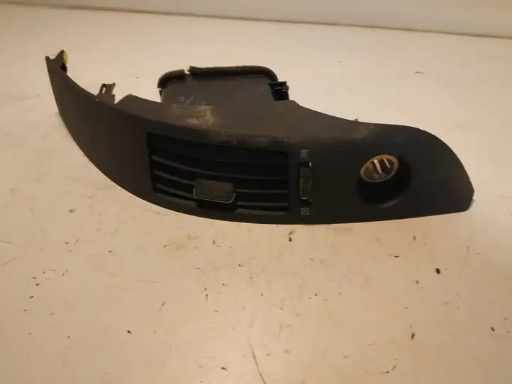 Toyota Corolla Verso AR10 (2004 - 2009) 5568064010 Центральный воздушный дефлектор — фото 1