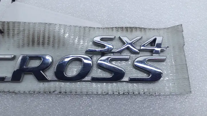 Suzuki SX4 S-Cross (2013 - 2021) Эмблема производителя — фото 4