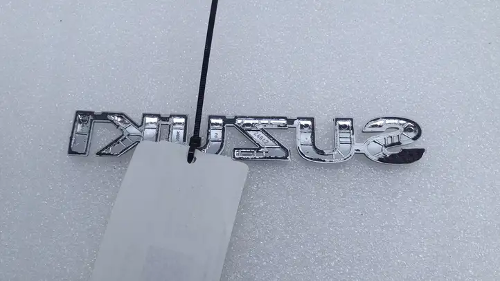 Suzuki SX4 S-Cross (2013 - 2021) Эмблема производителя — фото 3