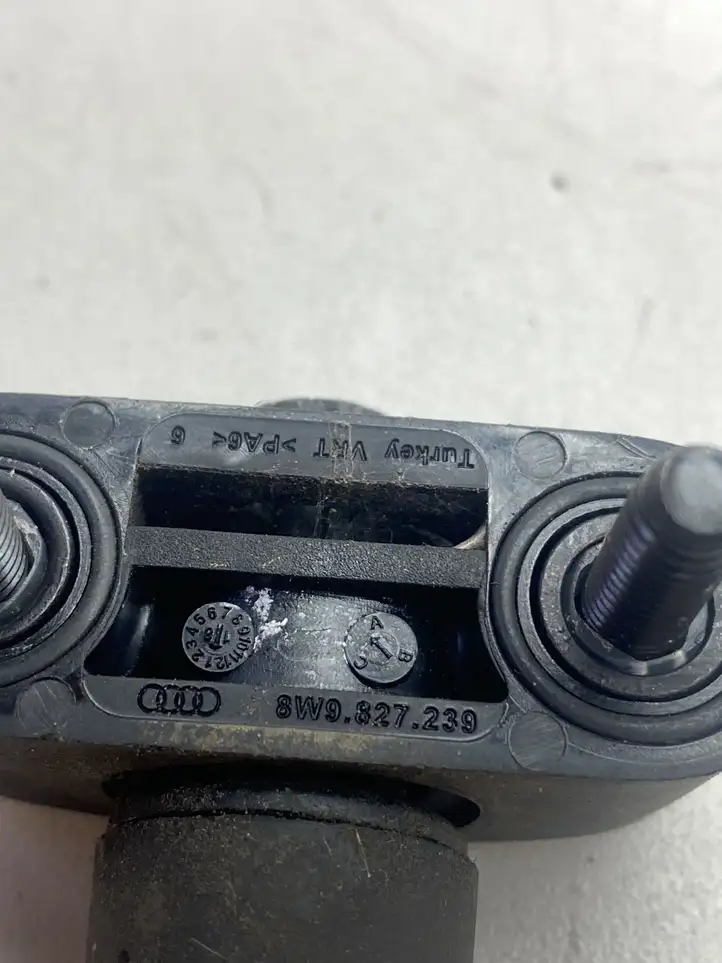 Audi A4 S4 B9 (2015 - 2019) 8W9827239 Буфер крышки багажника — фото 3