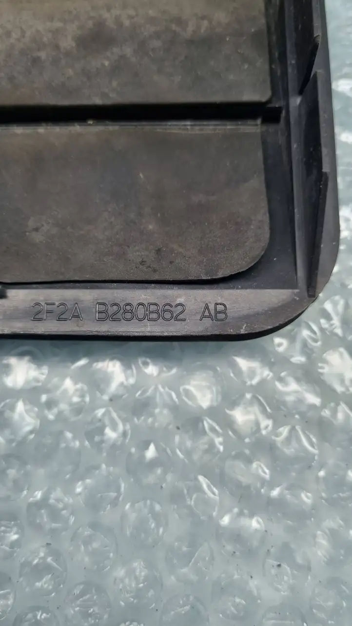 Tesla Model S (2016 - 2021) B280B62AB Вентиляционная решетка кузова — фото 2