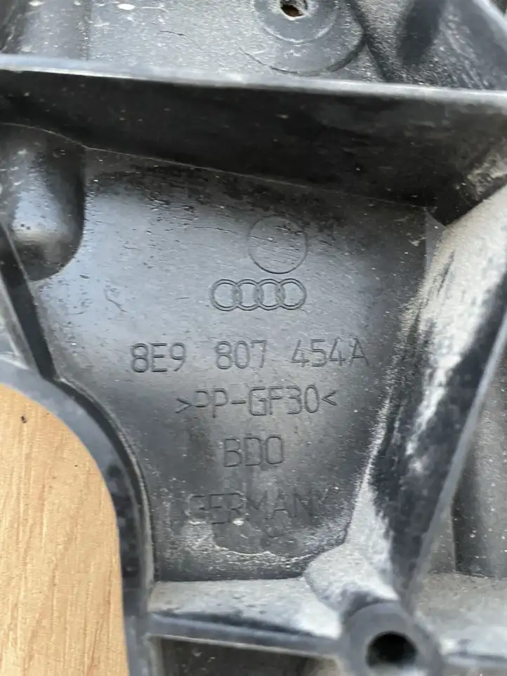 Audi A4 S4 B7 8E 8H (2004 - 2009) Кронштейн заднего бампера — фото 1