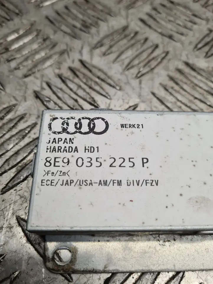 Audi A4 S4 B7 8E 8H (2004 - 2009) 8E9035225P Усилитель антенны — фото 3