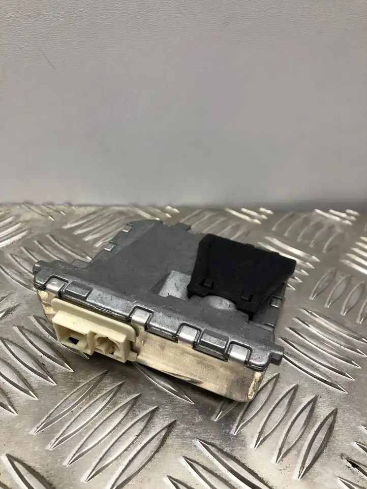 Mercedes-Benz C W204 (2007 - 2014) A0009050438 Камера в лобовом стекле — фото 3