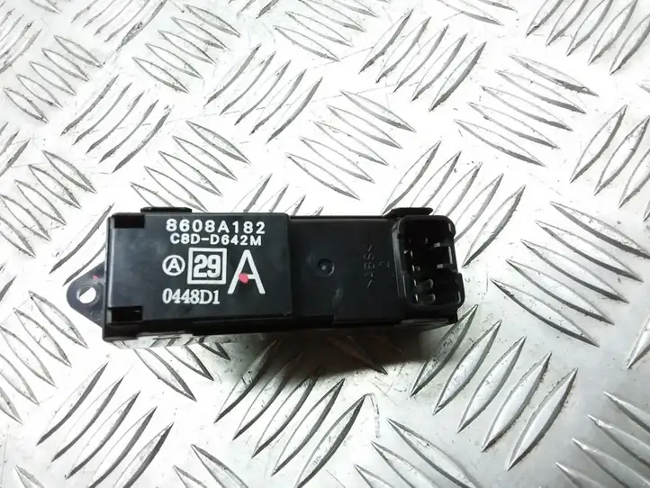 Mitsubishi Outlander (2007 - 2012) 8608A182 Кнопка стеклоподъемников — фото 3