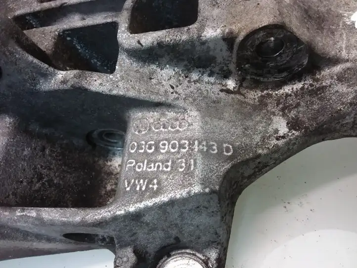 Audi A4 S4 B7 8E 8H (2004 - 2009) 03G903143D Кронштейн генератора — фото 4