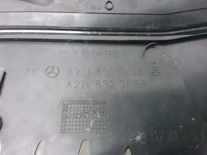 Mercedes-Benz E W211 (2002 - 2009) A2118300713 Накладка стоек лобового стекла — фото 2