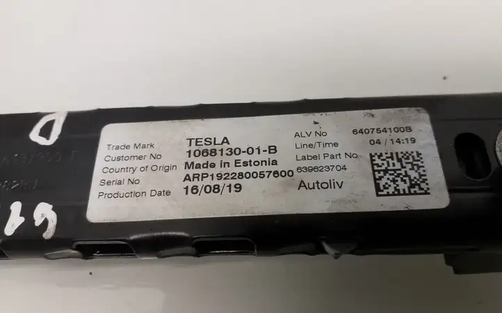 Tesla Model 3 (2017 - 2023) 106813001B Регулятор ремня безопасности — фото 4