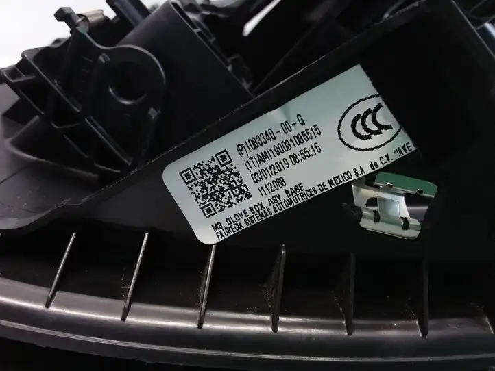 Tesla Model 3 (2017 - 2023) 108334000G Бардачок в сборе — фото 7