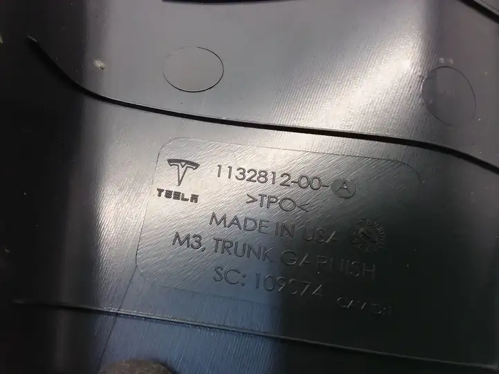 Tesla Model 3 (2017 - 2023) 113281200A Прочая отделка багажника — фото 4