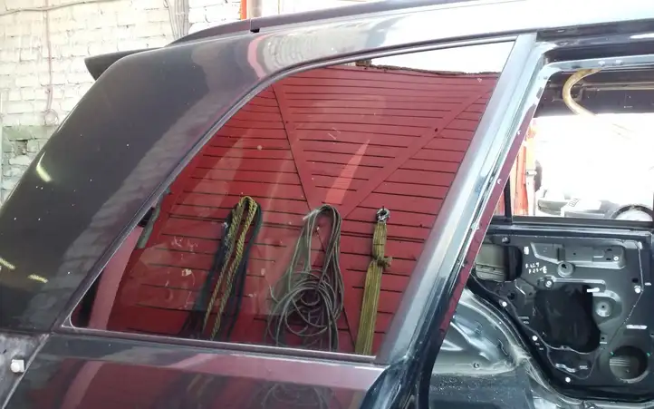 Suzuki Grand Vitara II (2005 - 2008) Заднее боковое стекло — фото 2