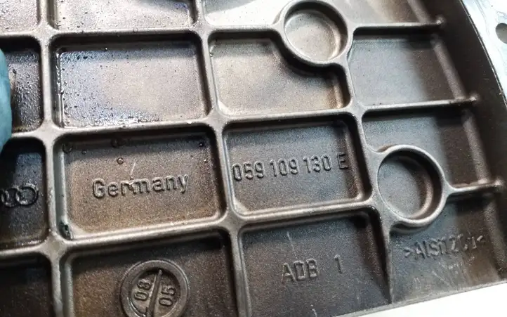Audi A4 S4 B7 8E 8H (2004 - 2009) 059109130E Крышка двигателя задняя — фото 4