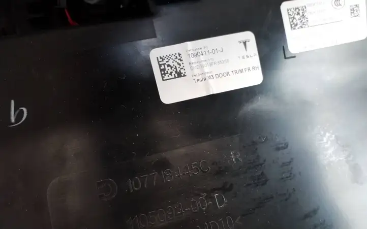 Tesla Model 3 (2017 - 2023) 107718445C Обшивка передней двери — фото 2