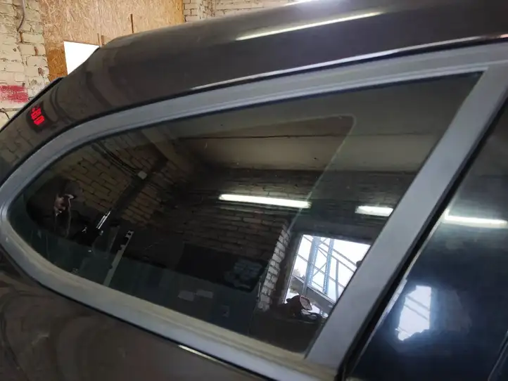 Volvo V60 (2010 - 2013) 43R001564 Заднее боковое стекло — фото 2