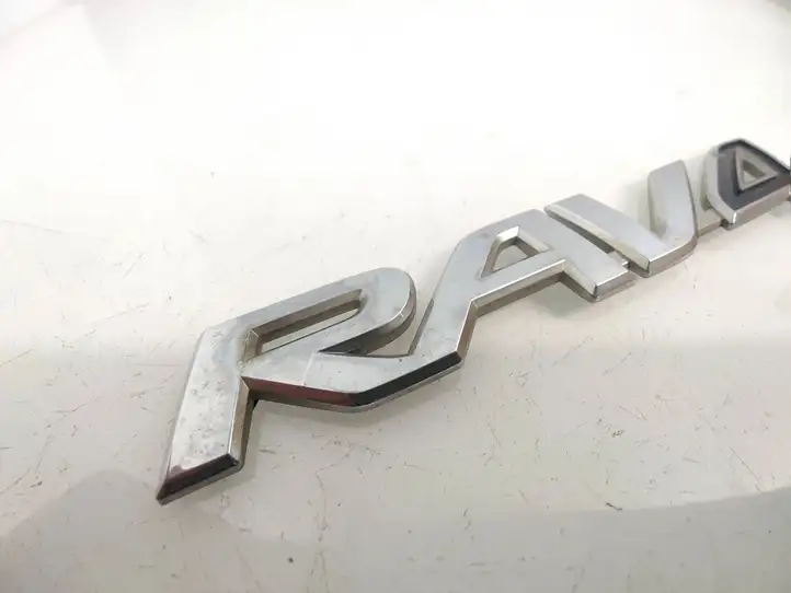 Toyota RAV 4 (XA30) (2006 - 2016) Эмблема модели — фото 3