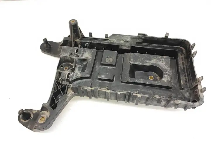 Volkswagen Caddy (2004 - 2010) 1K0915333H Площадка аккумулятора — фото 3