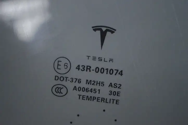 Tesla Model S (2012 - 2016) 43R001074 Стекло передней двери — фото 5