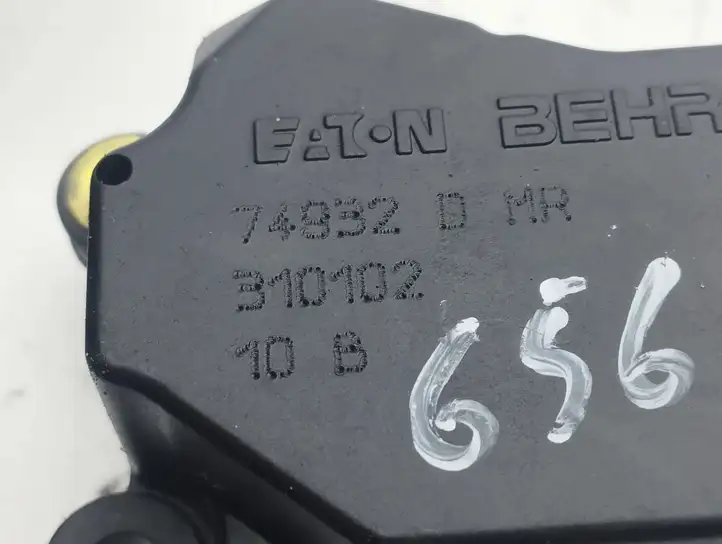 Volvo S60 (2000 - 2004) 74932 Двигатель задвижки потока воздуха — фото 3