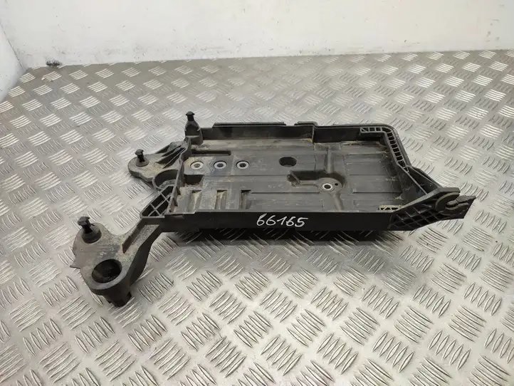 Volkswagen Golf VII (2013 - 2019) 5Q0915321J Площадка аккумулятора — фото 1