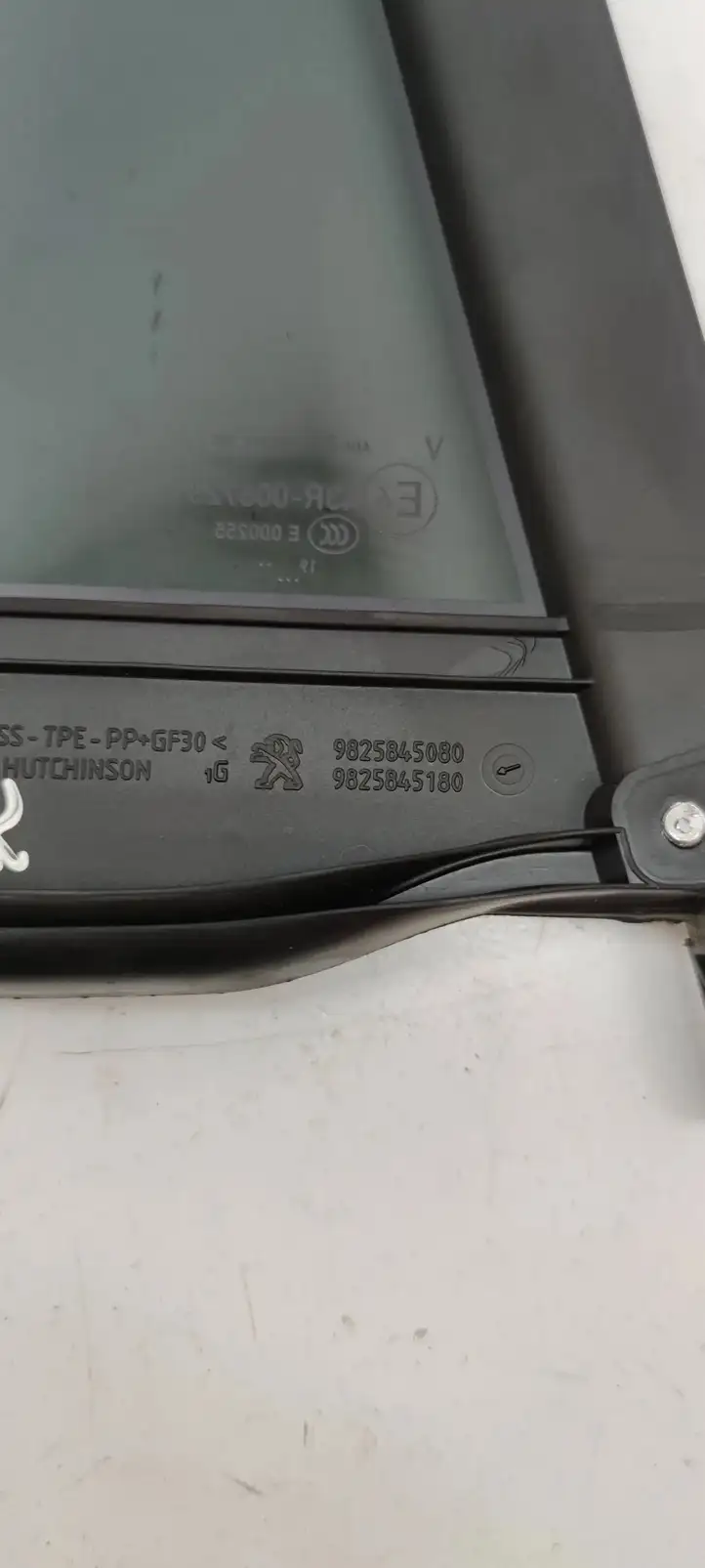Peugeot 2008 II (2019 - ) 9825845080 Заднее боковое стекло — фото 4